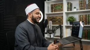 معلم قرآن أزهري يستخدم تجهيزات تقنية حديثة لضمان جودة الصوت والصورة.