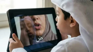 طفل سعودي يتدرب على مخارج الحروف الصحيحة بالمشافهة مع معلم أزهري عن بعد.