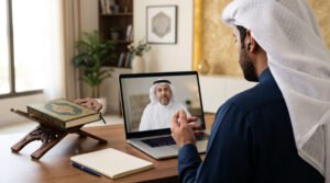 طالب يتدرب على مقادير المد في تلاوة القرآن مع معلم
